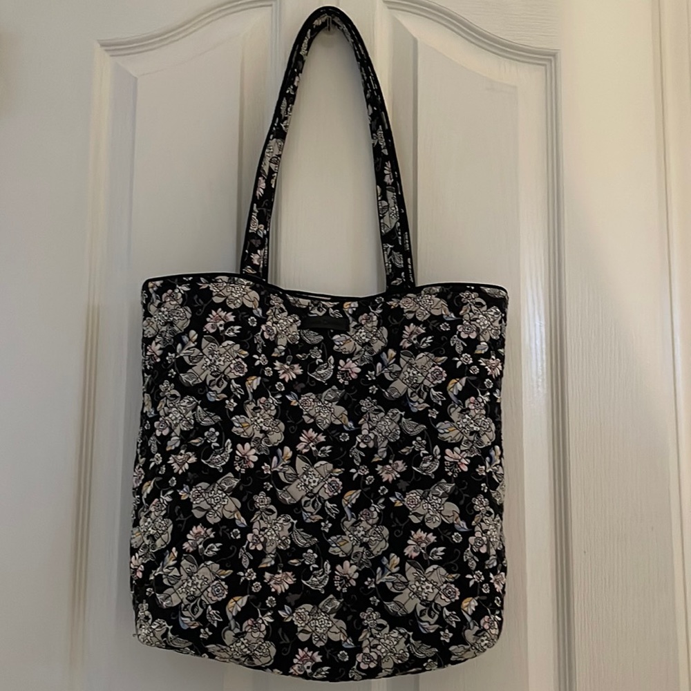 Vera Bradley tote with lots of pockets